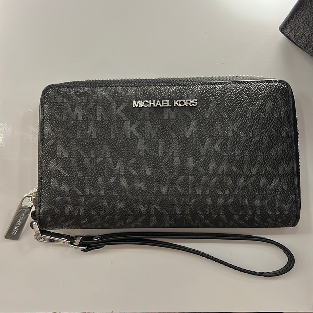 Michael Kors Black leather wallet, Color: Black with grey imprinted logo